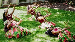 Members of the UO Hui ‘O Hawai’i club performing
