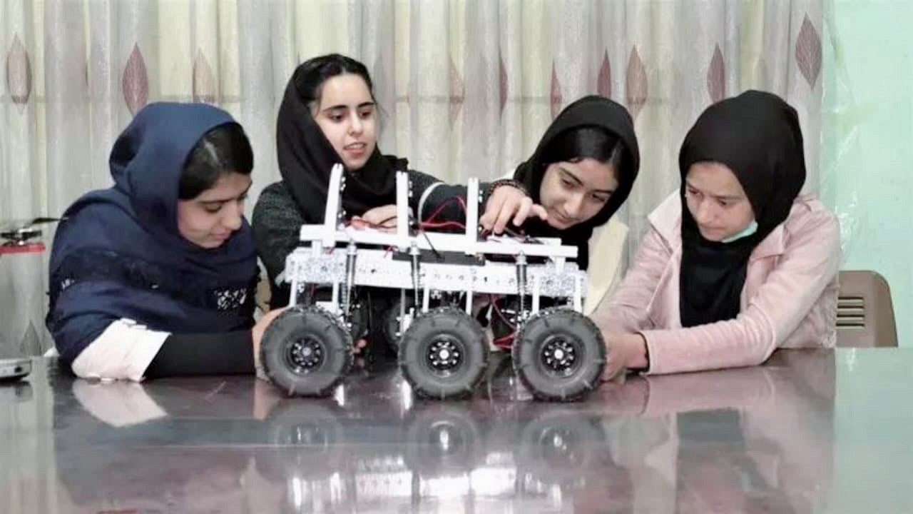 Students building robot