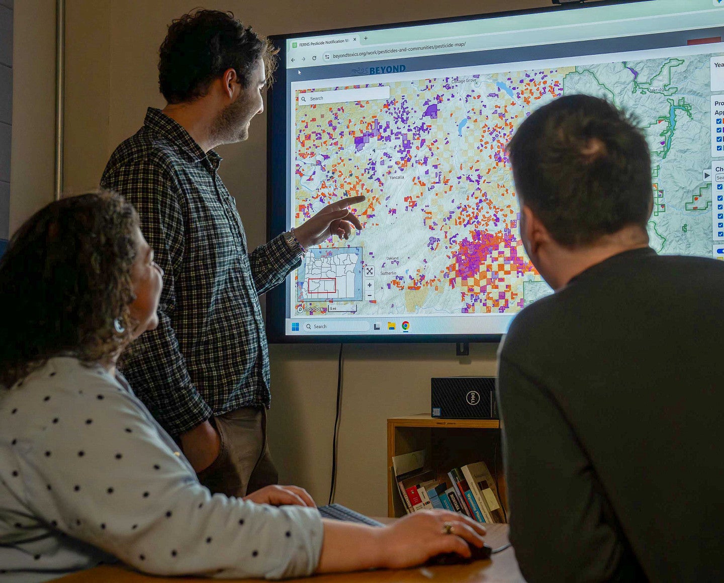 people look at a map on a computer screen