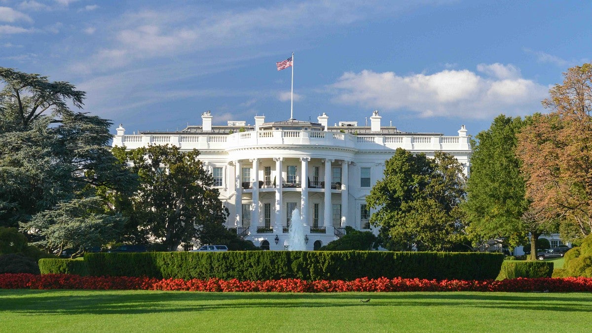 the white house pictured on a clear day