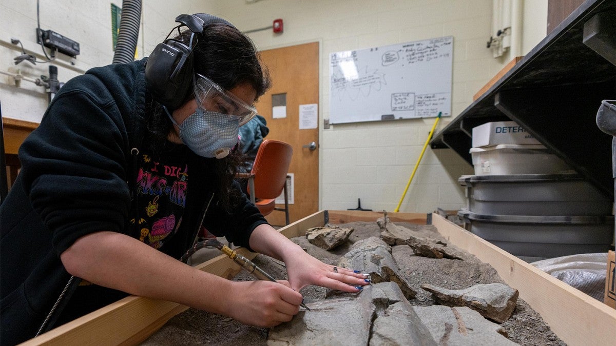 UO student working in a lab