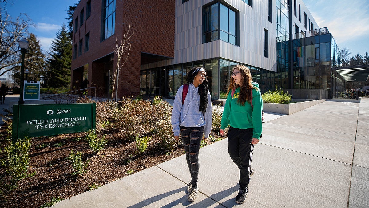 two students walking outside Tykeson Hall where CAS Academic Advising is located